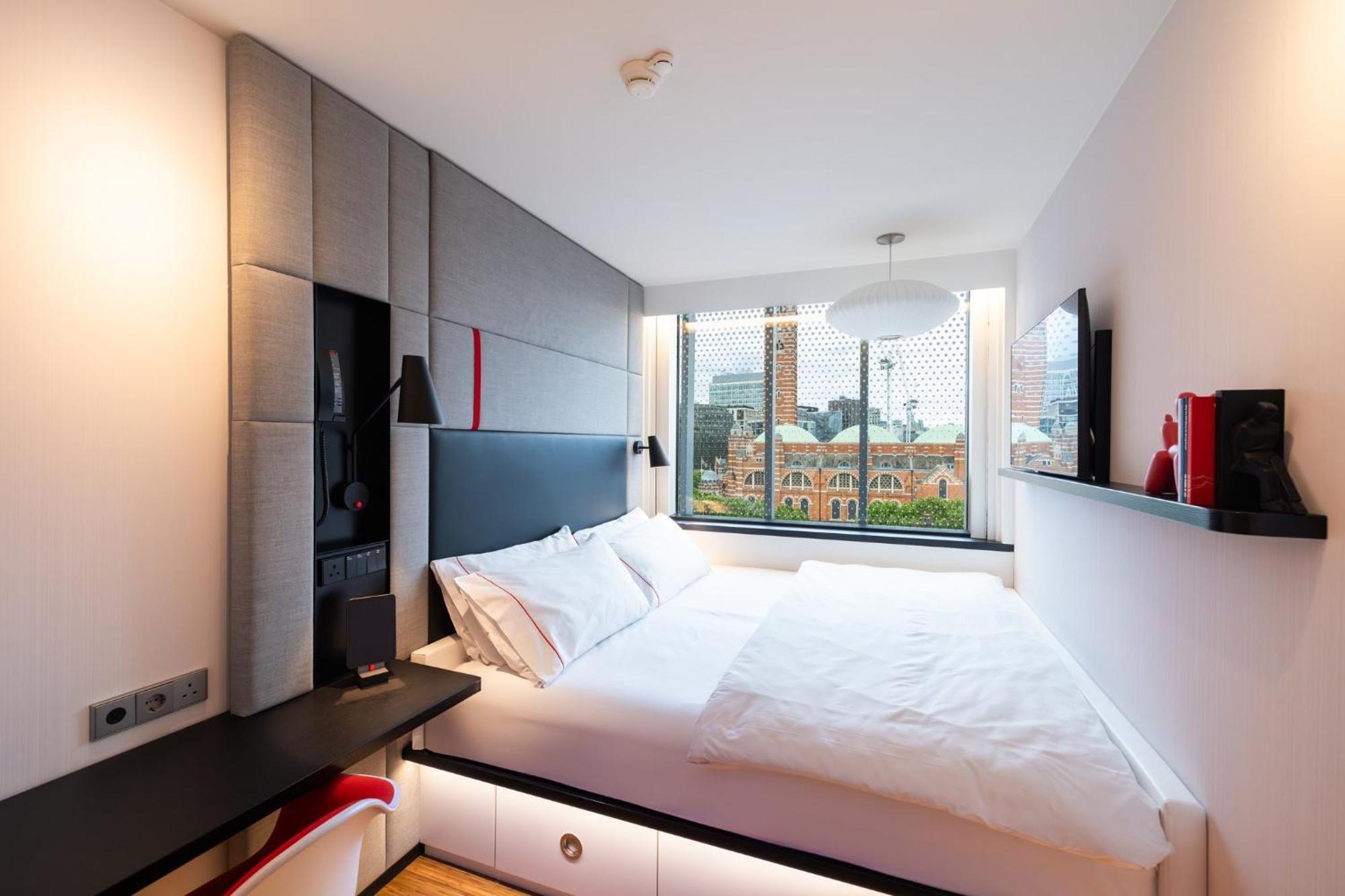 Отель Citizenm London Victoria Station Экстерьер фото